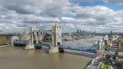 Тауър бридж в Лондон, изглед от кметството