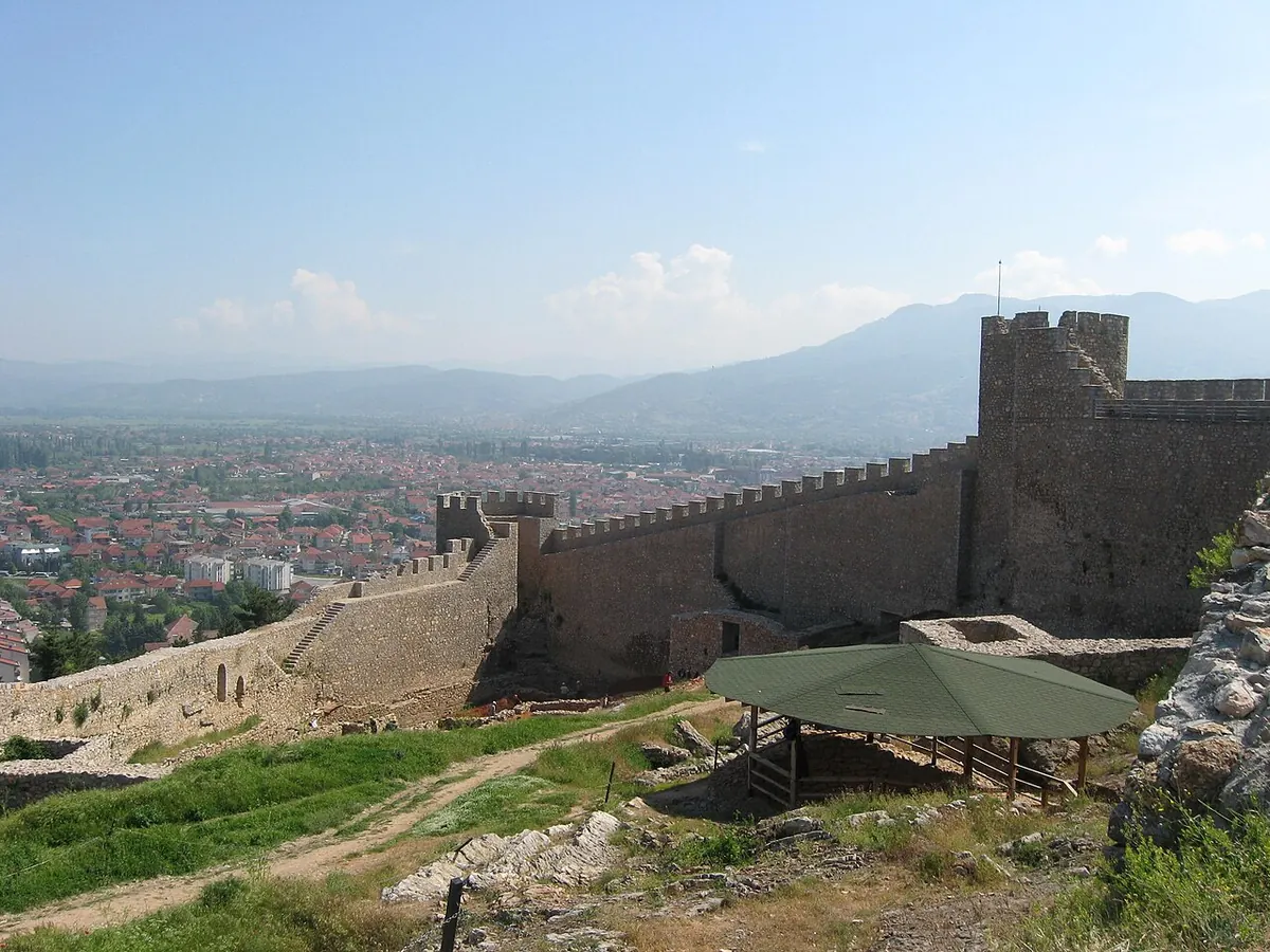 Самуиловата крепост в Охрид: крепостна стена и кула над града