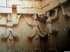 Скулптурни кариатиди по стената на погребалната камера на Свещарската гробница