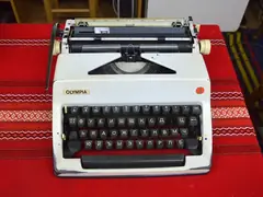 Пишеща машина „Олимпия“ с кирилски букви