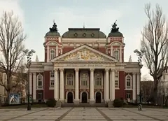 Народният театър „Иван Вазов“ в София; пред него са показани снимките от първото издание на фестивала „Фотофабрика“ през 2014 г.