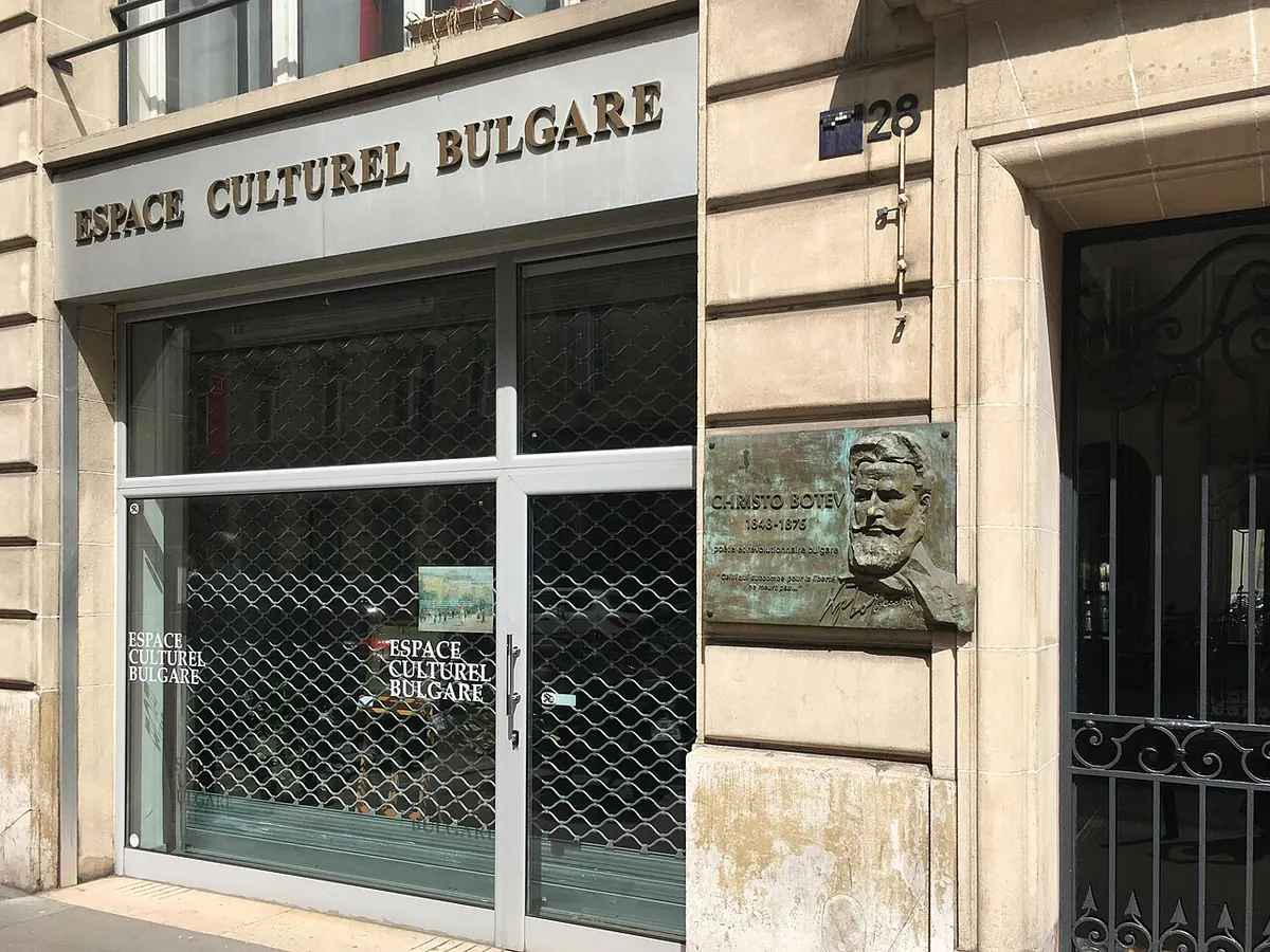 Българският културен институт в Париж – витрина с надпис „Espace culturel bulgare“ и паметна плоча на Христо Ботев